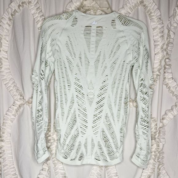 ALO Wanderer Long Sleeve Cut Out Pale Green Icicle Yoga Shirt Top Large - Picture 6 of 6